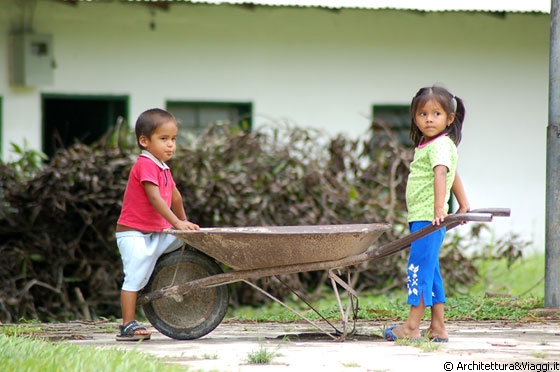 CANAIMA - Attraversiamo il villaggio per tornare all'accampamento e pranzare - piccoli pemon giocano