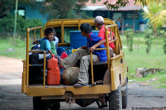 CANAIMA - Un caratteristico furgoncino con le sedute sul retro 