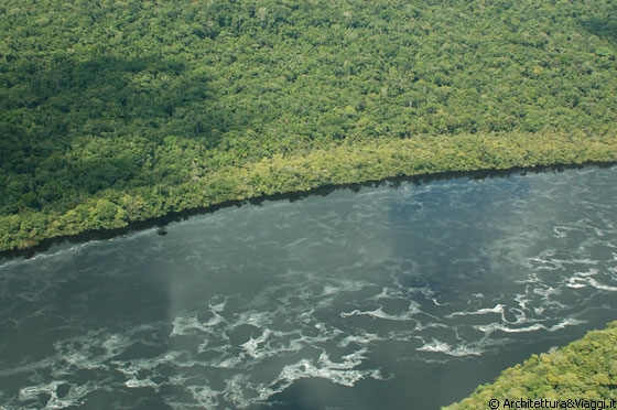 PARCO NAZIONALE DI CANAIMA - I fiumi neri del Venezuela