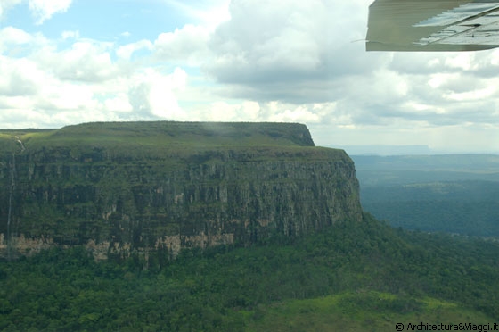 VERSO CIUDAD BOLIVAR - Dall'aereo proprio sotto le nuvole ci godiamo il paesaggio ed ammiriamo i caratteristici tepuis - si intravedono molte cascate d'acqua