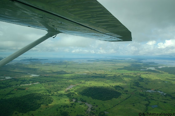 GUAYANA - Dall'aereo ultraleggero ci gustiamo la bellezza e l'ampiezza del paesaggio sottostante, reso ancor più bello da una luce particolare