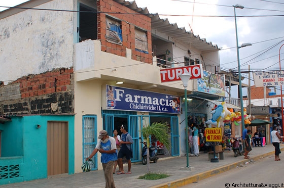 CHICHIRIVICHE - Di questo edificio sulla strada che porta al lungomare mi ha colpito la parete di tamponamento sulla terrazza
