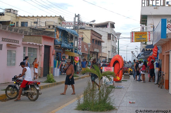 PARQUE NACIONAL MORROCOY - Chichiriviche - la strada che conduce al lungomare: qui si trovano l'Hotel Capri e la Posada Milagro