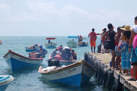 PARCO NAZIONALE MORROCOY - Chichiriviche - il molo delle barche: i turisti attendono una lancia per raggiungere le isole