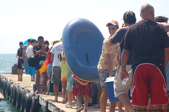 CHICHIRIVICHE - Il molo delle barche è stracolmo di turisti e venezuelani in vacanza che attendono per farsi portare alle isole