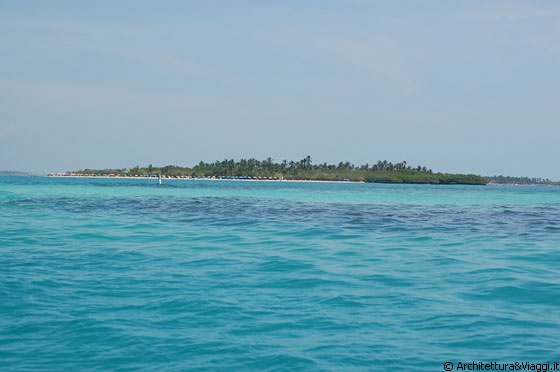 PARCO MARINO DI MORROCOY - Dalla barca osserviamo gli isolotti in lontananza con la caratteristica vegetazione di mangrovie e palme da cocco