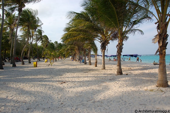 CAYO SOMBRERO - La lancia per Cayo Sombrero costa 150.000 Bs 