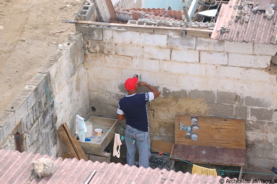 CHICHIRIVICHE  - Dalla finestra della nostra posada guardiamo tra le baracche e i muri sottostanti e sbirciamo questo venezuelano intento a farsi la barba