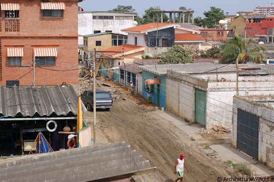 CHICHIRIVICHE  - Dalla posada Milagro guardiamo le strade circostanti ancora non asfaltate