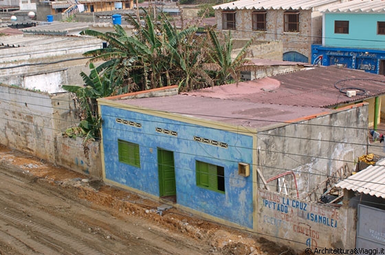 STATO DI FALCON - L'accesso alla posada Milagro è dalla liquoreria Falcon oppure da questa strada parallela, ancora non asfaltata