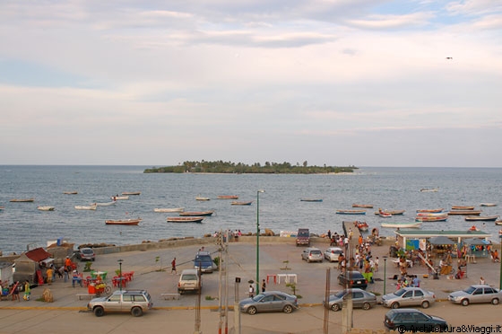 PARCO NAZIONALE DI MORROCOY - Dalla terrazza della posada Milagro vista su Cayo Muerto e sul lungomare sottostante che si sta animando preparandosi alla serata