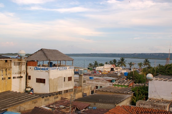 CHICHIRIVICHE  - Dalla terrazza della posada Milagro vista sulla cittadina e sui ristoranti che si affacciano sul lungomare