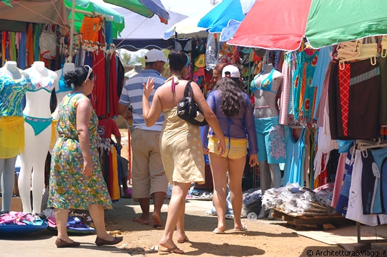 TUCACAS - Signore e signorine al mercato