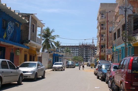 PARCO NAZIONALE MORROCOY - Tucacas - il vialone che conduce al ponte sulla Bahìa de Tucacas e a Cayo Punta Brava