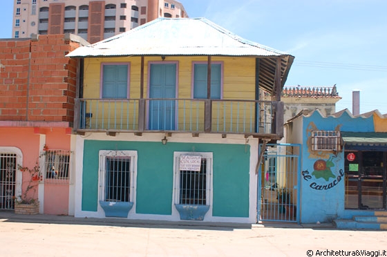 TUCACAS - Dalla camionetta osserviamo la cittadina e la vita di strada