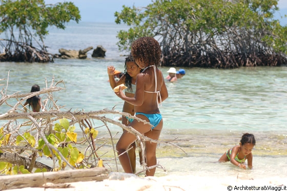 PLAYUELA - Piccole venezuelane giocano in riva al mare