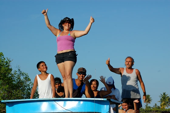 CAYO PUNTA BRAVA - Quando ci fermiamo alla laguna dei coro coro, questi venezuelani ci chiedono la foto gridando 