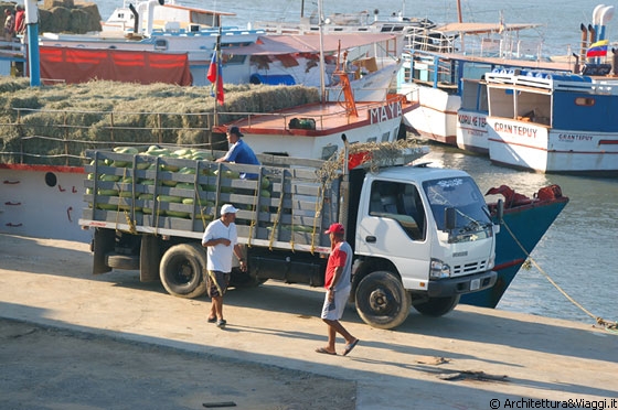 CAYO PUNTA BRAVA - Gli animati scambi commerciali e le barche nei pressi del ponte che collega Tucacas a Cayo Punta Brava