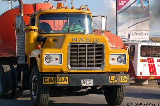 TUCACAS - Alla fermata dei bus, mentre aspettiamo il bus per Chichiriviche, osserviamo la strada, le macchine e questi buffi camion americani che sembrano usciti da un film
