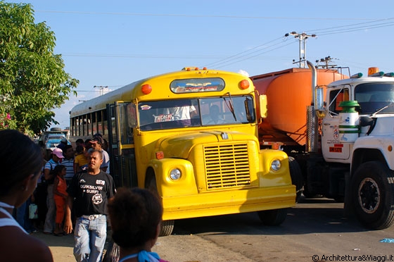 TUCACAS - Camion e bus coloratissimi passano da questa strada principale che collega Tucacas a Chichiriviche