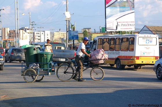 TUCACAS - Difficile attraversare una strada così trafficata, ma questo signore sembra piuttosto avvezzo!