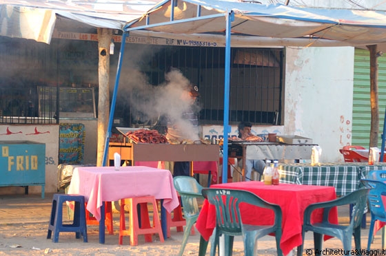 TUCACAS - Dietro la fermata dei bus, questo ristoro cuoce salsiccie e polli alla griglia
