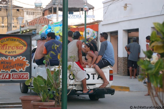 CHICHIRIVICHE  - Ai venezuelani piace sfilare e mettersi in mostra - visto com'è carico questo furgone?