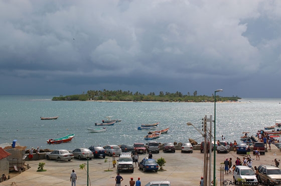 CHICHIRIVICHE  - Ci affacciamo dalla terrazza della posada Milagro per un ultimo saluto a questo mare e a Cayo Muerto e troviamo una luce fantastica