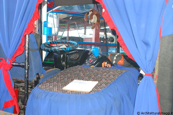 MARACAY - L'originale bus allestito con tende e gadgets del diavolo della Tasmania diretto da Maracay a Puerto Colombia