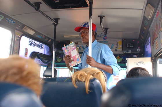 MARACAY - Stazione dei bus a lunga percorrenza - mentre aspettiamo di partire, sul bus salgono vari personaggi, intrattenitori e venditori 