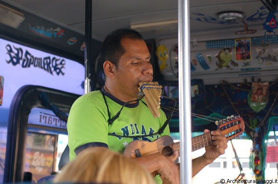 MARACAY - Stazione dei bus - questo personaggio è salito sul bus e ci intrattiene con la musica folk degli anni '70