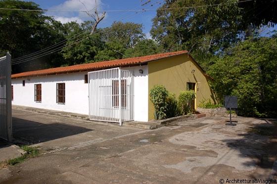 PUERTO COLOMBIA - La Posada La Parchita si trova in fondo a questa strada, proprio vicino al fiume