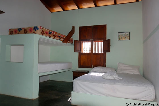 PARCO NAZIONALE HENRI PITTIER - Posada La Parchita a Puerto Colombia - ogni camera all'interno è dipinta con un colore diverso