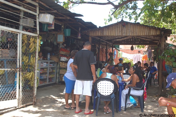 PUERTO COLOMBIA - Un piccolo ristoro per gli autoctoni