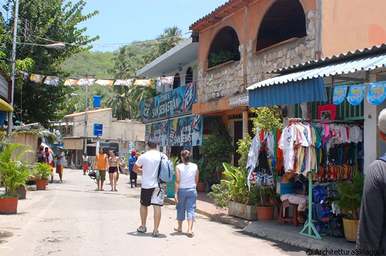 PUERTO COLOMBIA - L'animata via dei ristoranti che conduce al porticciolo
