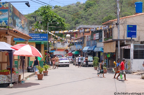 PUERTO COLOMBIA - Ancora la via principale - a dritto c'è il porticciolo e sulla sinistra c'è il ponticello oltre il quale si raggiunge Playa Grande