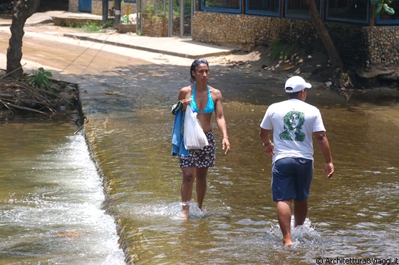 PUERTO COLOMBIA - Oltre il guado di questo fiume (o per chi preferisce il ponticello soprastante) si raggiunge Playa Grande