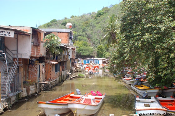 PUERTO COLOMBIA - Dal ponticello vista sul canale delle barche - il fiume sfocia poco dopo nel Mar dei Caraibi