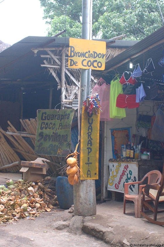 VERSO PLAYA GRANDE - Le baracche allestite lungo il percorso verso la spiaggia offrono succhi di cocco e la Guarapita