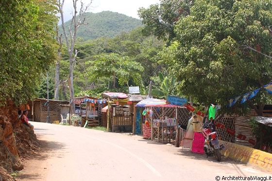 PUERTO COLOMBIA - Verso Playa Grande - le baracche in cui si può mangiare del pesce fritto 