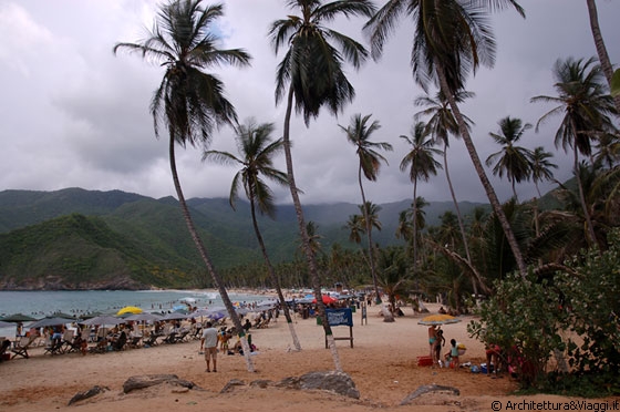 PLAYA GRANDE - Nuvole minacciose all'orizzonte - la luce è cambiata in fretta, tutto è scuro e cupo e si sta preparando un acquazzone