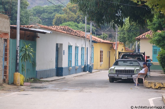 PUERTO COLOMBIA - Graziosi edifici coloniali si affacciano sull'ombrosa piazza centrale
