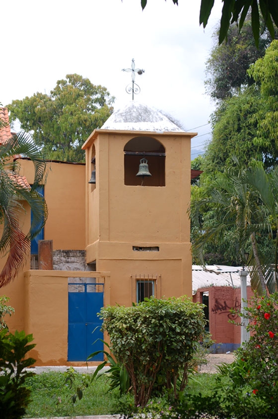 PUERTO COLOMBIA - Il campanile della chiesetta nell'ombrosa piazza del villaggio