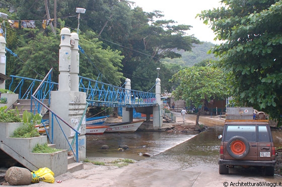 PUERTO COLOMBIA - Oltre questo ponticello sul fiume si raggiunge a piedi in cinque minuti Playa Grande
