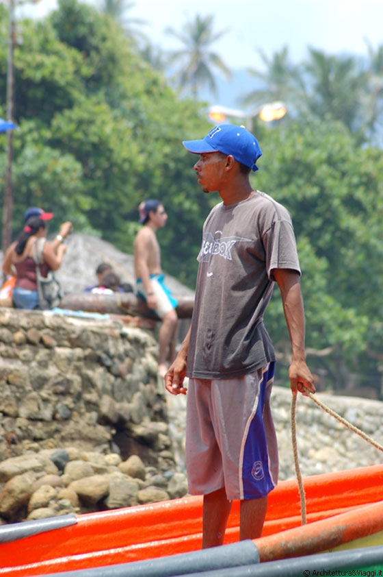 PUERTO COLOMBIA - Presso la foce del fiume molte imbarcazioni attendono per portare i turisti verso le numerose spiagge della costa