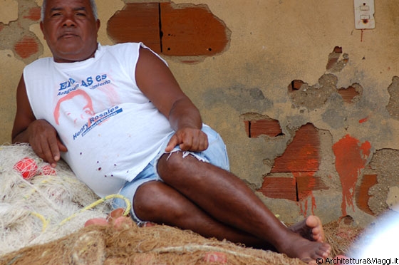 PUERTO COLOMBIA - Un pescatore adagiato sulle reti da pesca 