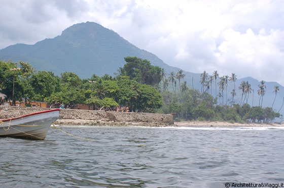 PUERTO COLOMBIA - Dalla barca, subito fuori il porticciolo, in primo piano la piazzetta che ogni sera si anima con bancarelle e tamburi e sullo sfondo le imponenti alture del parco