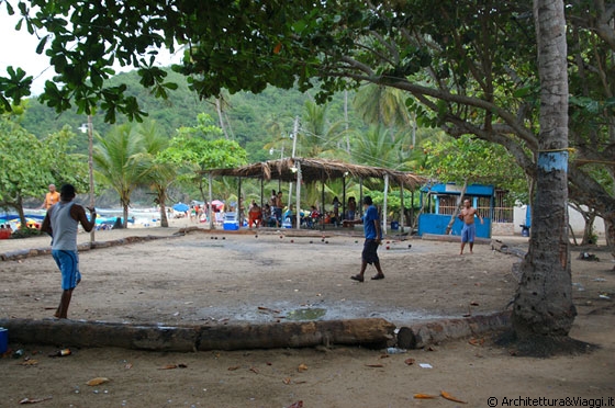 PLAYA CEPE - Anche oggi il tempo promette e regala pioggia - i venezuelani non sembrano preoccuparsene e giocano nel pallaio vicino alle baracche dei ristoranti