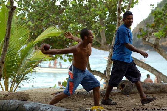 PLAYA CEPE - Qui, su quella bella spiaggia caraibica, in una giornata un pò grigia, i venezuelani sembrano divertirsi a giocare a bocce