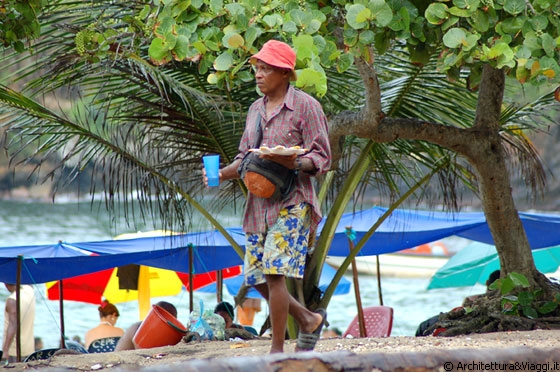 PARQUE NACIONAL HENRI PITTIER - Dal tavolino di un ristorante è gradevole osservare il passaggio e la vita che si svolge a Playa Cepe